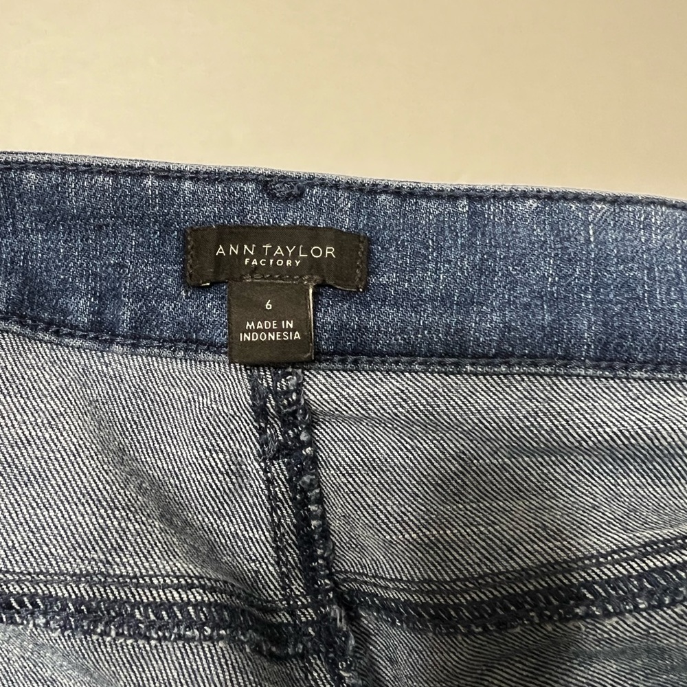 Ann Taylor hem gem blue denim jeans 6 straight